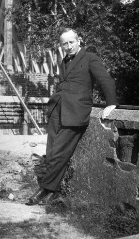 Hugo Häring auf der Baustelle in Garkau, 1924
